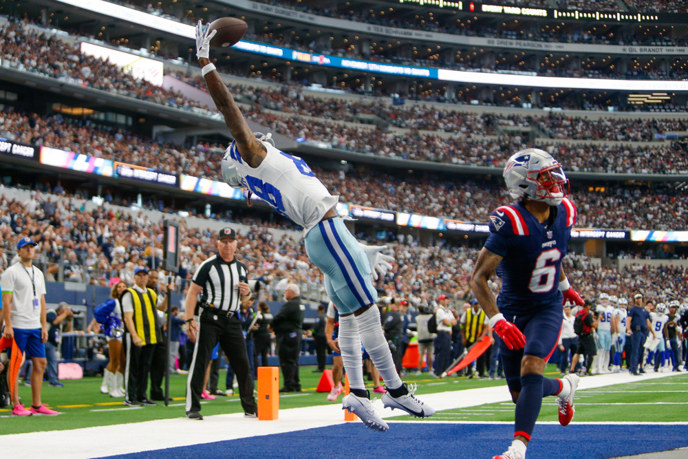 ARLINGTON, TX - OCTOBER 01: Dallas Cowboys wide receiver CeeDee Lamb (88) stretches for a pass in the end zone during the game between the New England Patriots and Dallas Cowboys on October 1, 2023 at AT&T Stadium in Arlington, TX. (Photo by Andrew Dieb/Icon Sportswire)