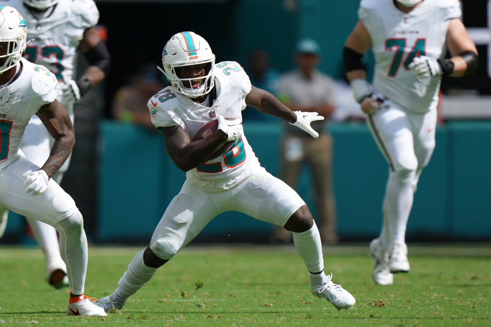 MIAMI GARDENS, FL - SEPTEMBER 24: Miami Dolphins running back De'Von Achane (28) runs for positive yardage in the second half during the game between the Denver Broncos and the Miami Dolphins on Sunday, September 24, 2023 at Hard Rock Stadium, Miami, Fla. (Photo by Peter Joneleit/Icon Sportswire)