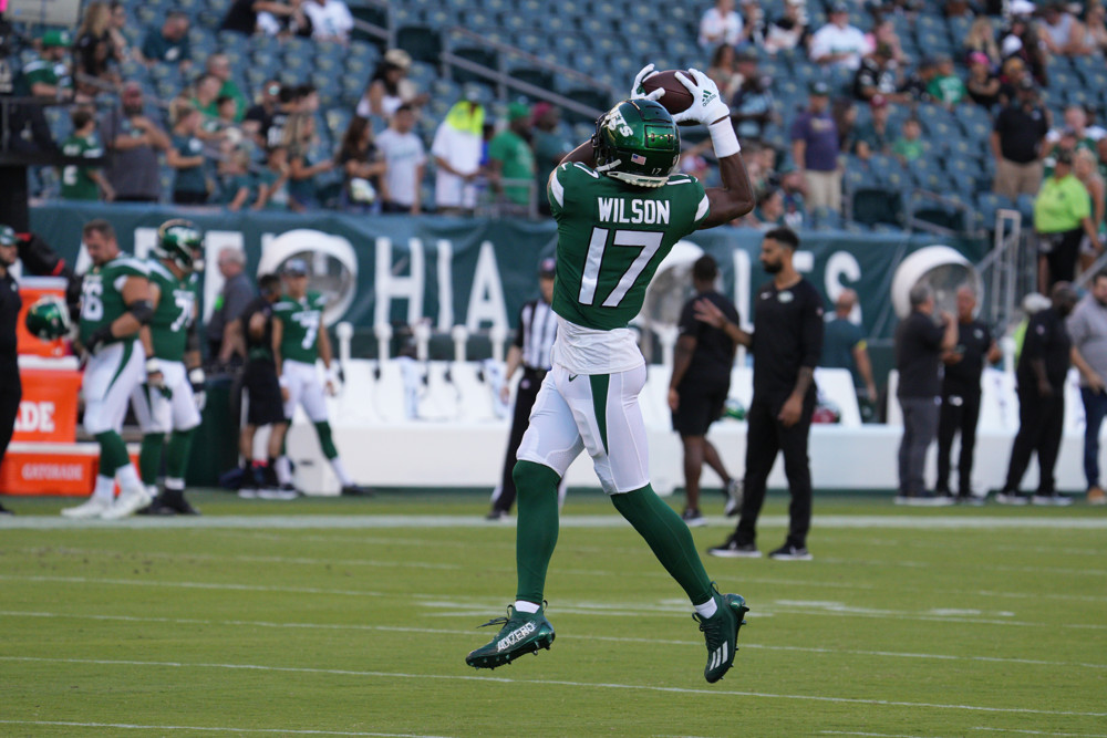 PHILADELPHIA, PA - AUGUST 12: New York Jets wide receiver Garrett Wilson (17) warms up during pre-season game between the New York Jets and the Philadelphia Eagles on August 12, 2022 at Lincoln Financial Field in Philadelphia PA. (Photo by Andy Lewis/Icon Sportswire)