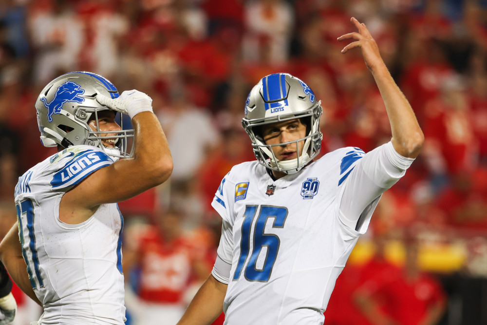 KANSAS CITY, MO - SEPTEMBER 07: Detroit Lions quarterback Jared Goff (16) raises his hands to fire up the fans late in the fourth quarter of an NFL game between the Detroit Lions and Kansas City Chiefs on Sep 7, 2023 at GEHA Field at Arrowhead Stadium in Kansas City, MO. (Photo by Scott Winters/Icon Sportswire)