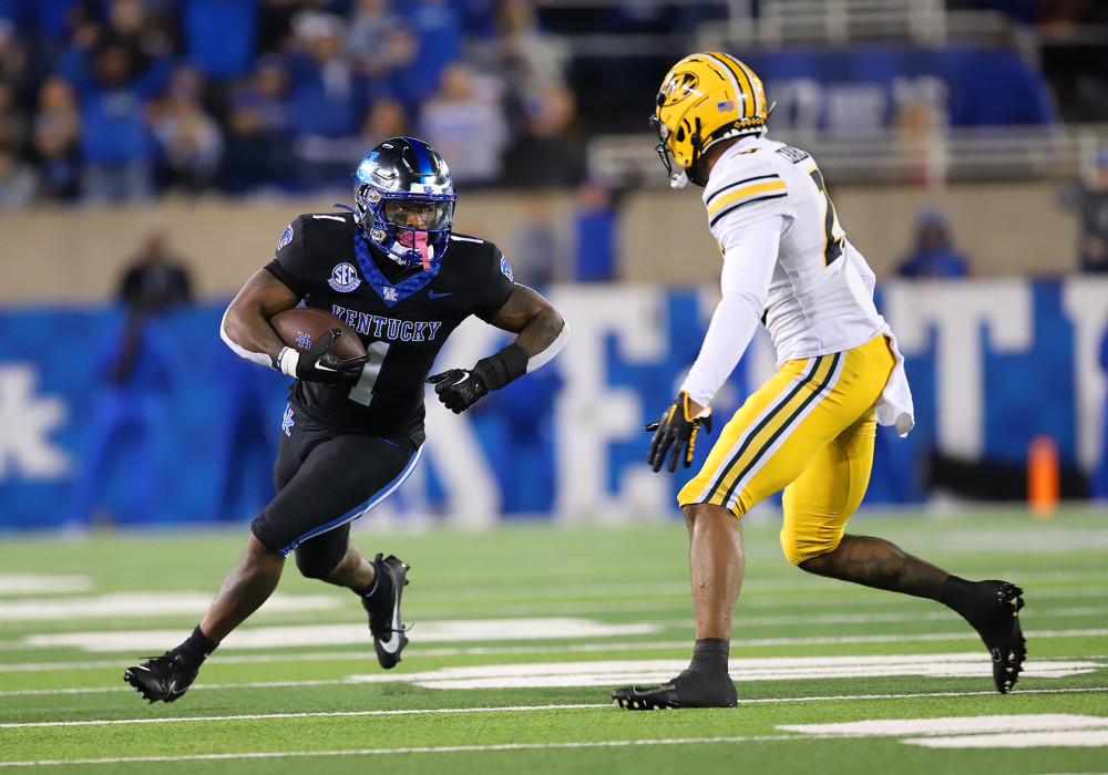 LEXINGTON, KY - OCTOBER 14: Kentucky Wildcats running back Ray Davis (1) runs the ball in a game between the Missouri Tigers and the Kentucky Wildcats on October 14, 2023, at Kroger Field in Lexington, KY. (Photo by Jeff Moreland/Icon Sportswire)