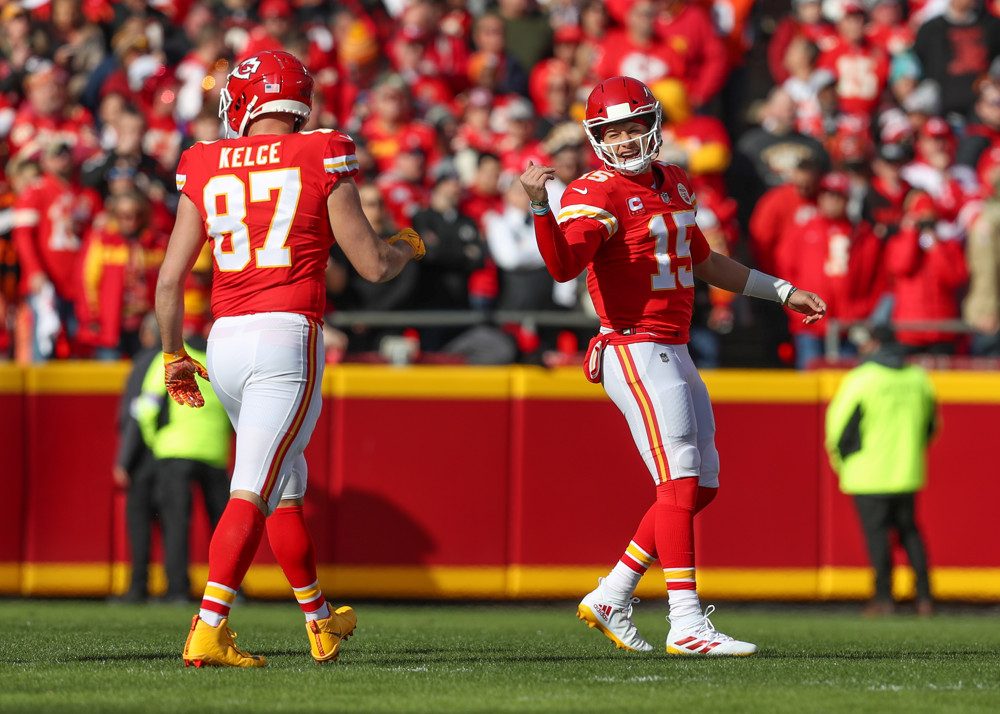 KANSAS CITY, MO - JANUARY 30: Kansas City Chiefs quarterback Patrick Mahomes (15) yells to tight end Travis Kelce (87) between plays in the first quarter of the AFC Championship game between the Cincinnati Bengals and Kansas City Chiefs on Jan 30, 2022 at GEHA Field at Arrowhead Stadium in Kansas City, MO. (Photo by Scott Winters/Icon Sportswire)